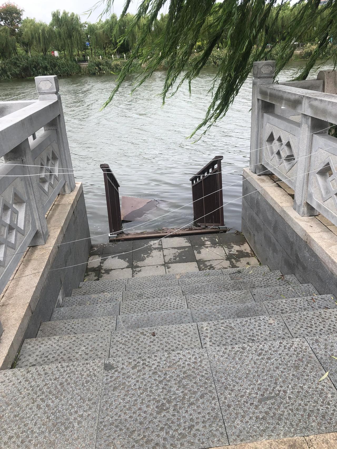 川场河风光带的浮桥被风刮走了，属于哪个部门管理的，上次台风过去有些日子了，希望管