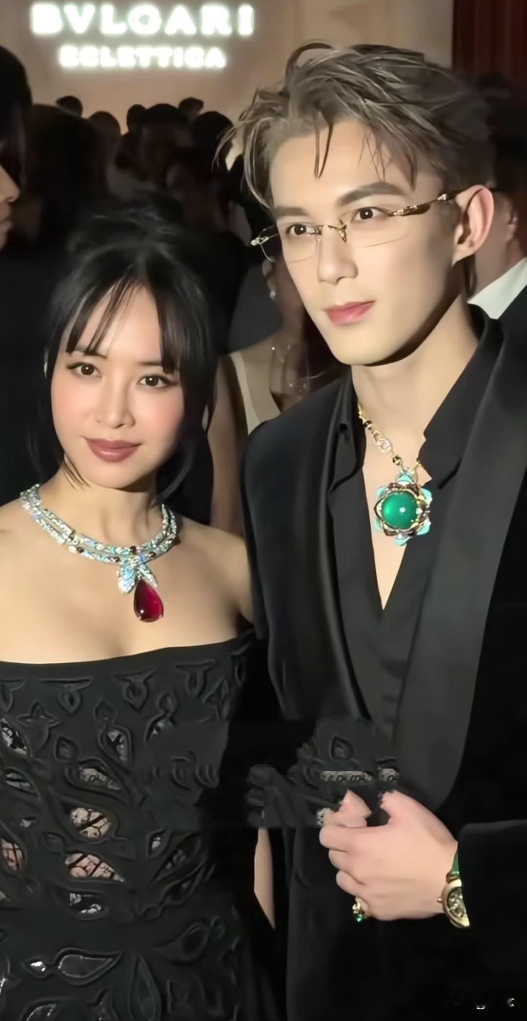 蔡依林黑裙红钻造型封神，吴磊浅金眼镜贵气逼人，宝格丽晚宴这组同框太难得[呲牙][