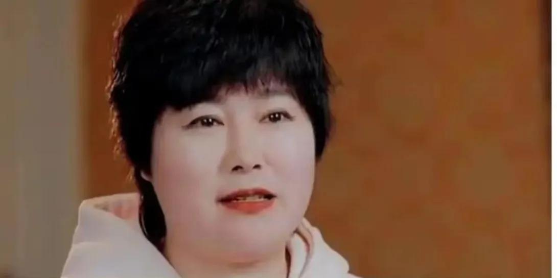 明眼人都看出来了，
于娜之所以变瘦了，
不是因为她有钱请私教，而是因为她对自己够