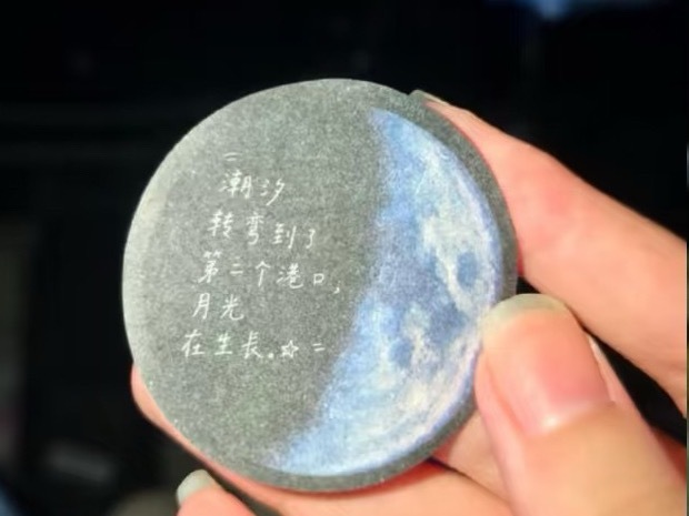 王俊凯开演唱会真的很用心王俊凯广州演唱会彩带月亮形状变了🥹王俊凯广州演唱会的彩