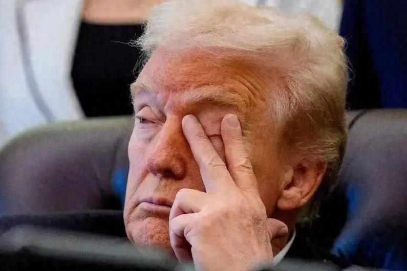 特朗普终究还是活成了自己讨厌的样子。
根据美国CNN7月13号的报道，特朗普表示