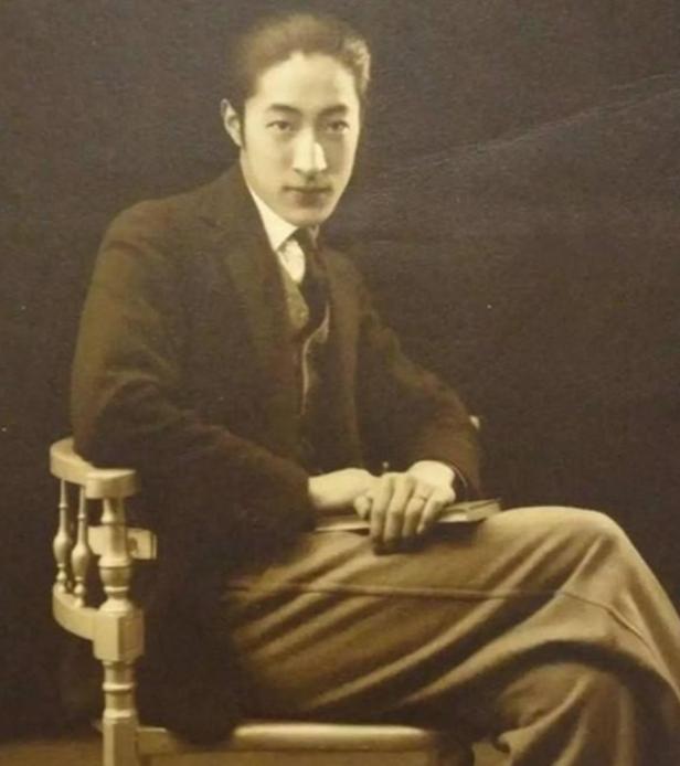 1962年，一位嘴唇、脸庞紫得发黑，头发全白、牙齿掉光，瘦到脱相的老人，在上海监