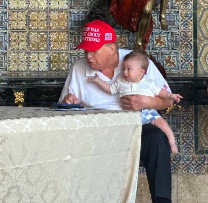 [彩虹]特朗普的女儿蒂芙尼在X上发布了一张美国领导人和外孙亚历山大的照片。

照