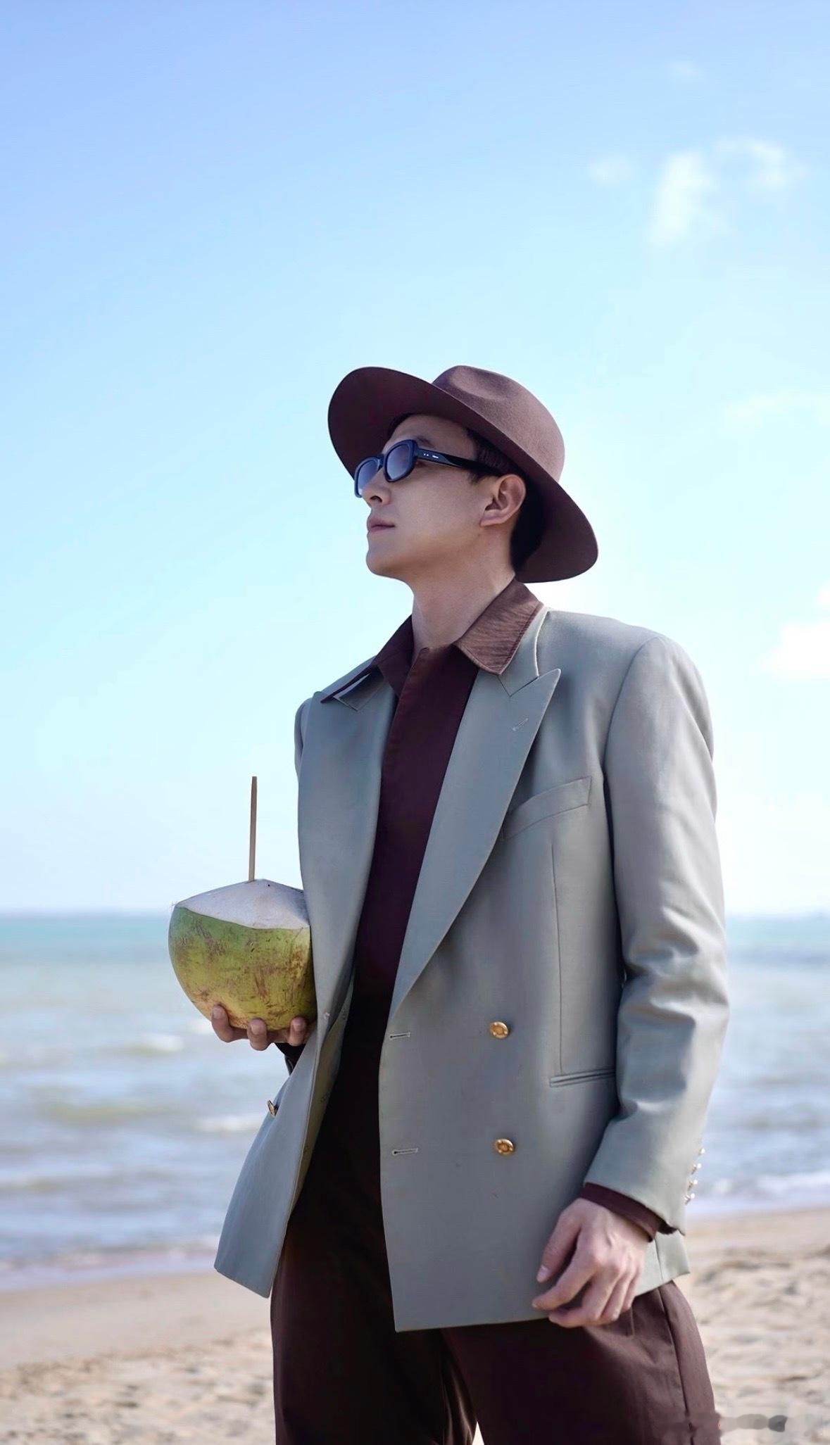 刘萧旭别从手机里看我了 小孩叔刘萧旭也太懂粉丝了！红毯发言又撩又苏，粉丝想近距离