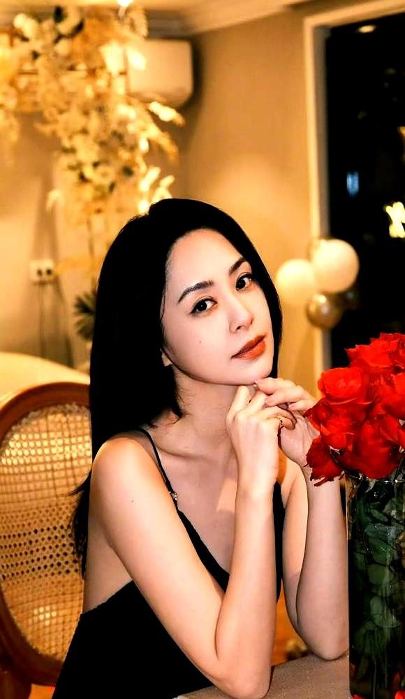 40多岁练出马甲线，第一反应竟然是“AI画的”。

英皇25周年庆，Twins放