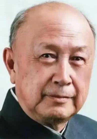 1964年，钱学森回家吃饭，夹起一块红烧肉，突然惊呼：“别吃，拿去化验！”，谁知