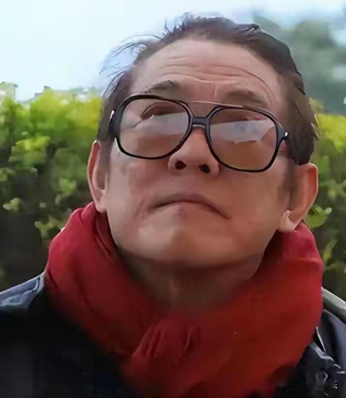 有人说李连杰老的变了样，其实六十多岁的老头，那个还和年轻时候一样，都是白发苍苍满