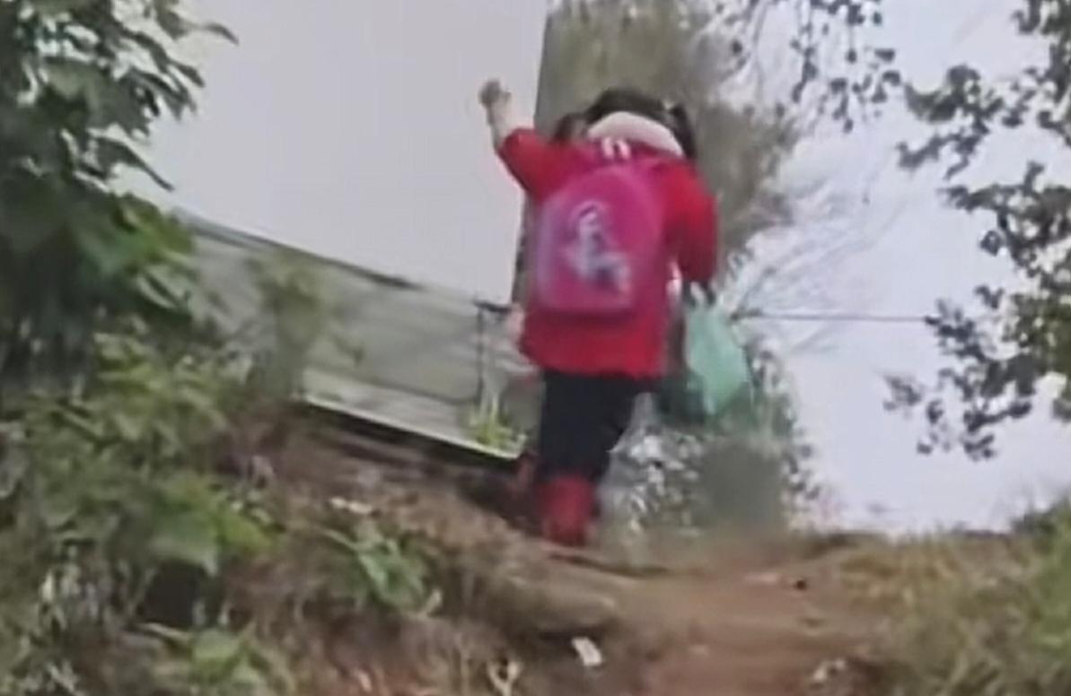 这一幕，看一次哭一次！河南信阳一条破旧土路上，小小的身影走几步就回头，身后老师的