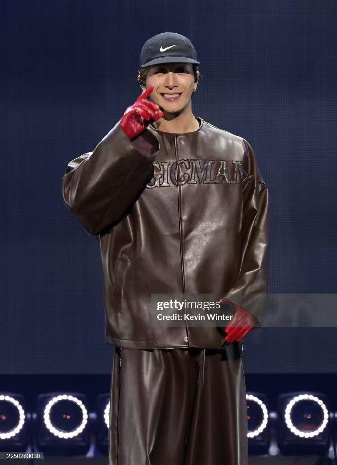 王嘉尔人体节拍器 王嘉尔LA音乐节，人体节拍器实力展现，动作精准，舞台魅力四射！