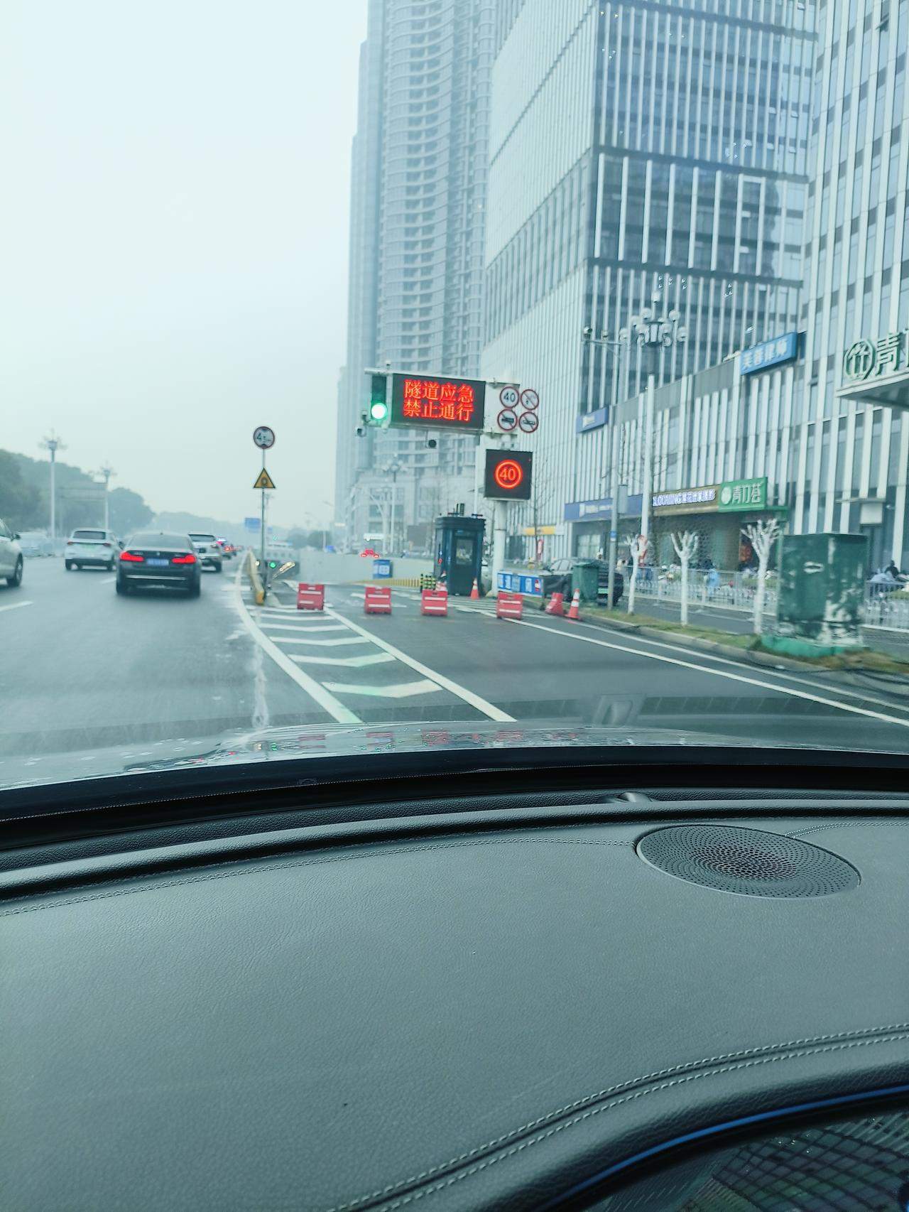 外卖骑手配送超时，你会给他差评吗一般不会给差评，恶劣天气、特殊情况都会多包容，只