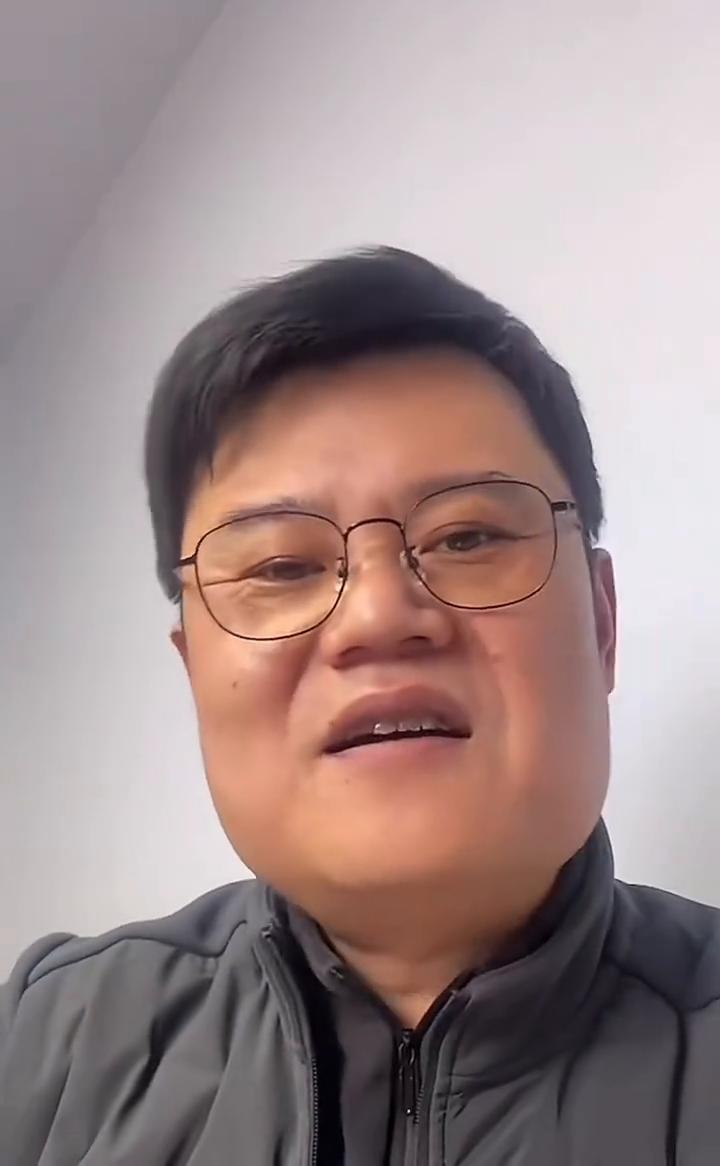 亲家之间的沉默是成年人最默契的体面。儿子结婚五年，我和亲家的联系方式就像躺在通讯