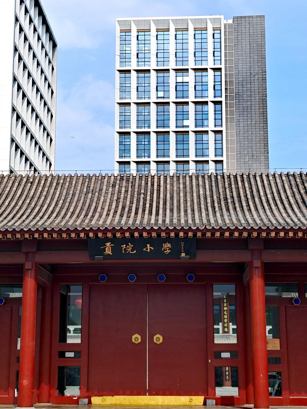 路过贡院小学，那建筑艺术风格真的绝了，随手一拍就是城市风景大片。
之前听吉祥园小