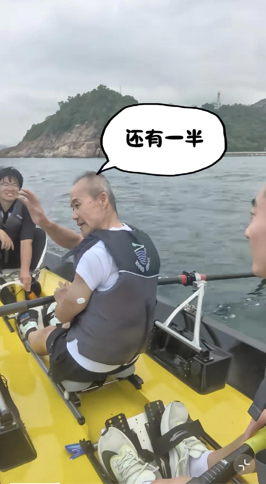 王石好厉害，五一在深圳大梅沙与一帮年轻人海上划赛艇，他是领桨手，别人镜头下的他一