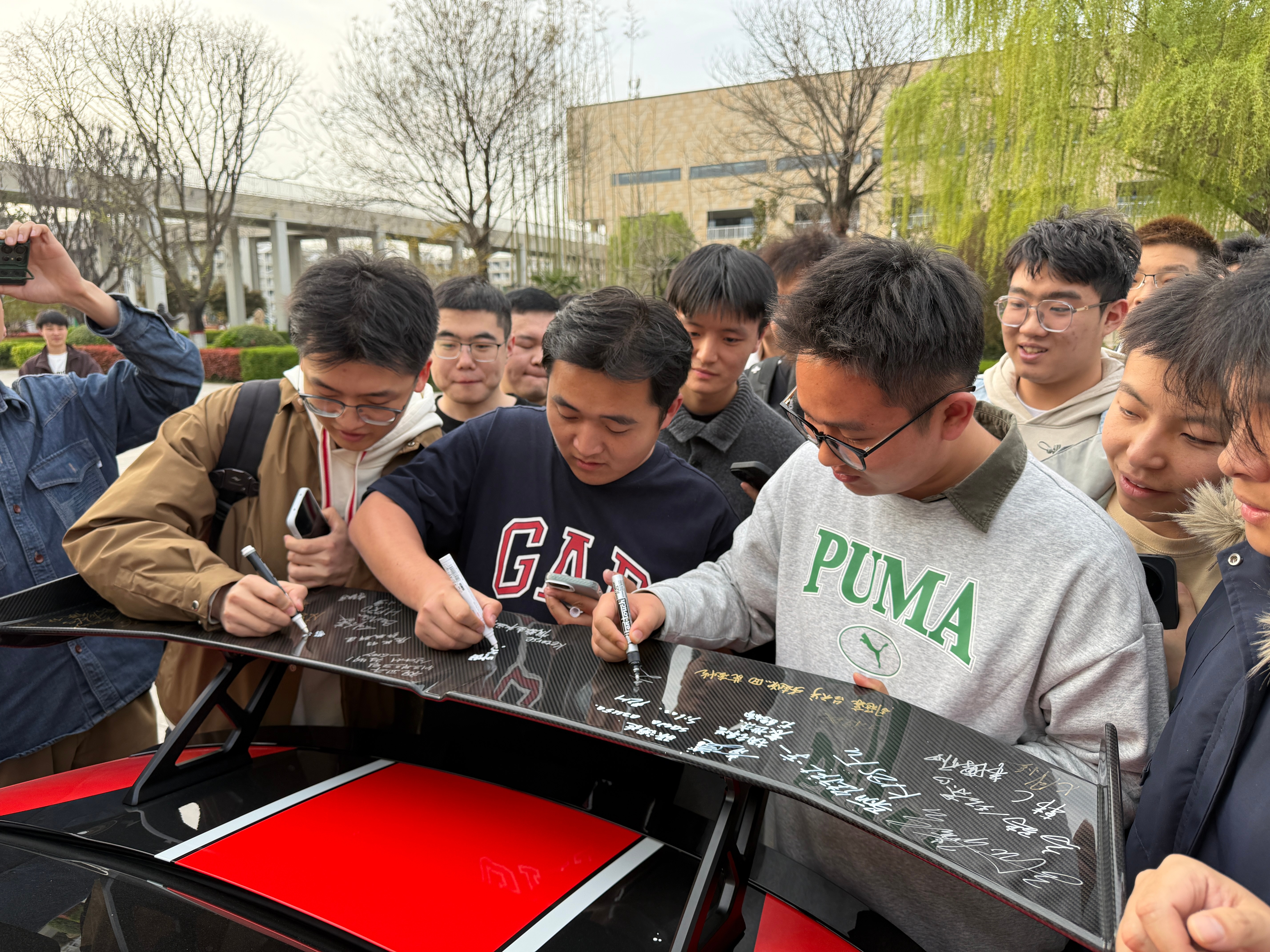 西安赛道粉丝挺多，周五翘班翘课来，可能是领克03大尾翼版太吸引人了带着大家的下压