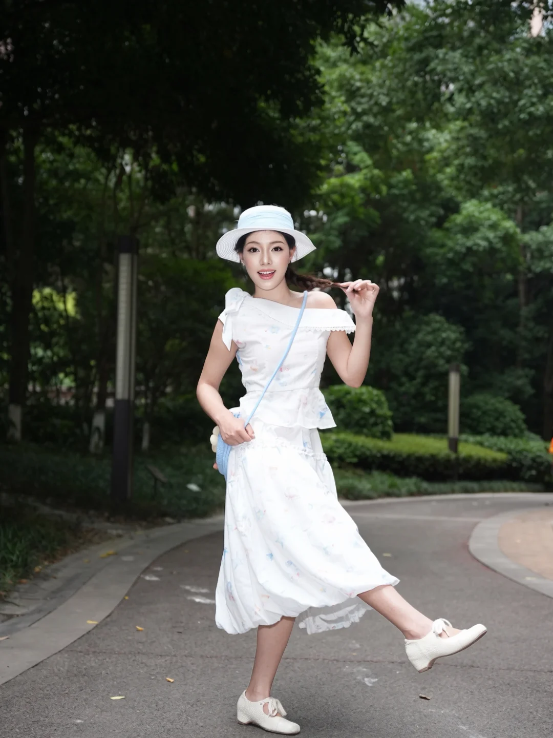 林荫道白裙穿搭｜温柔少女感拿捏住了！