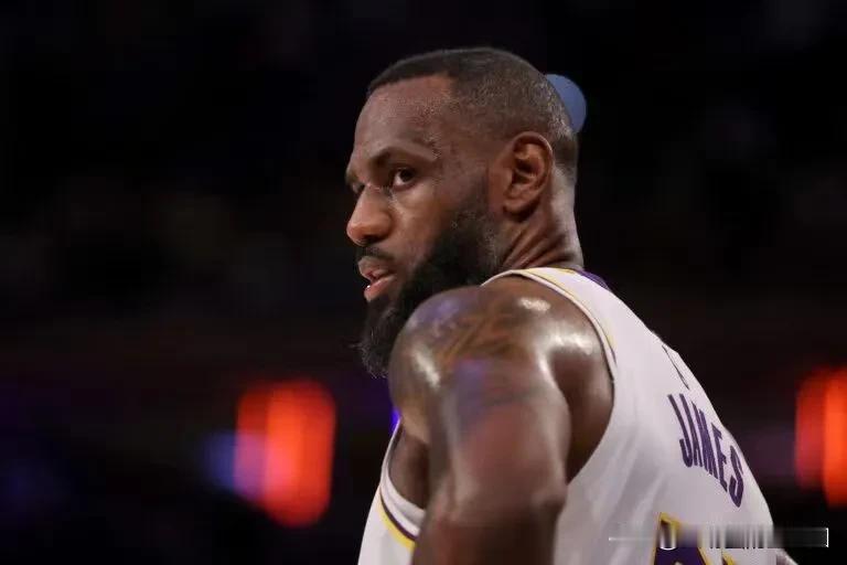 据NBA分析网记者詹姆斯皮尔西称，今夏詹姆斯手握球员选项将有可能做出第四次决定，