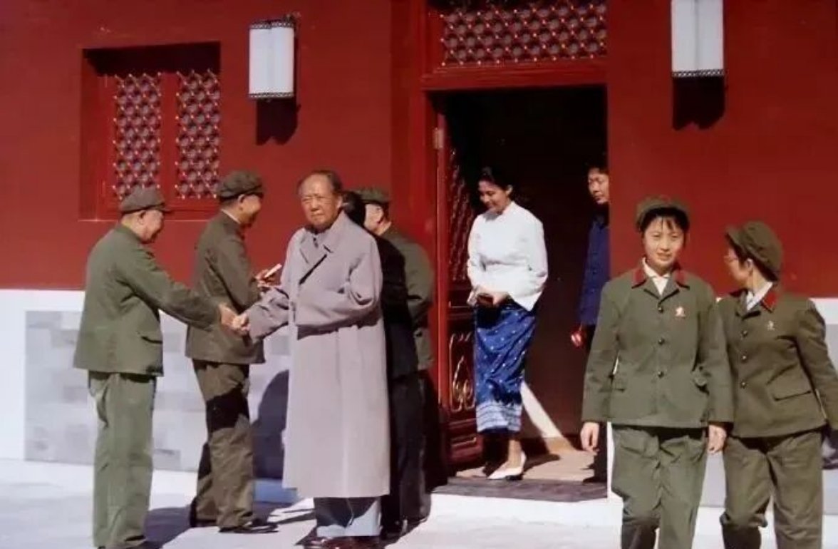 教员，我们伟大的导师，老人家这张照片我第一次见 