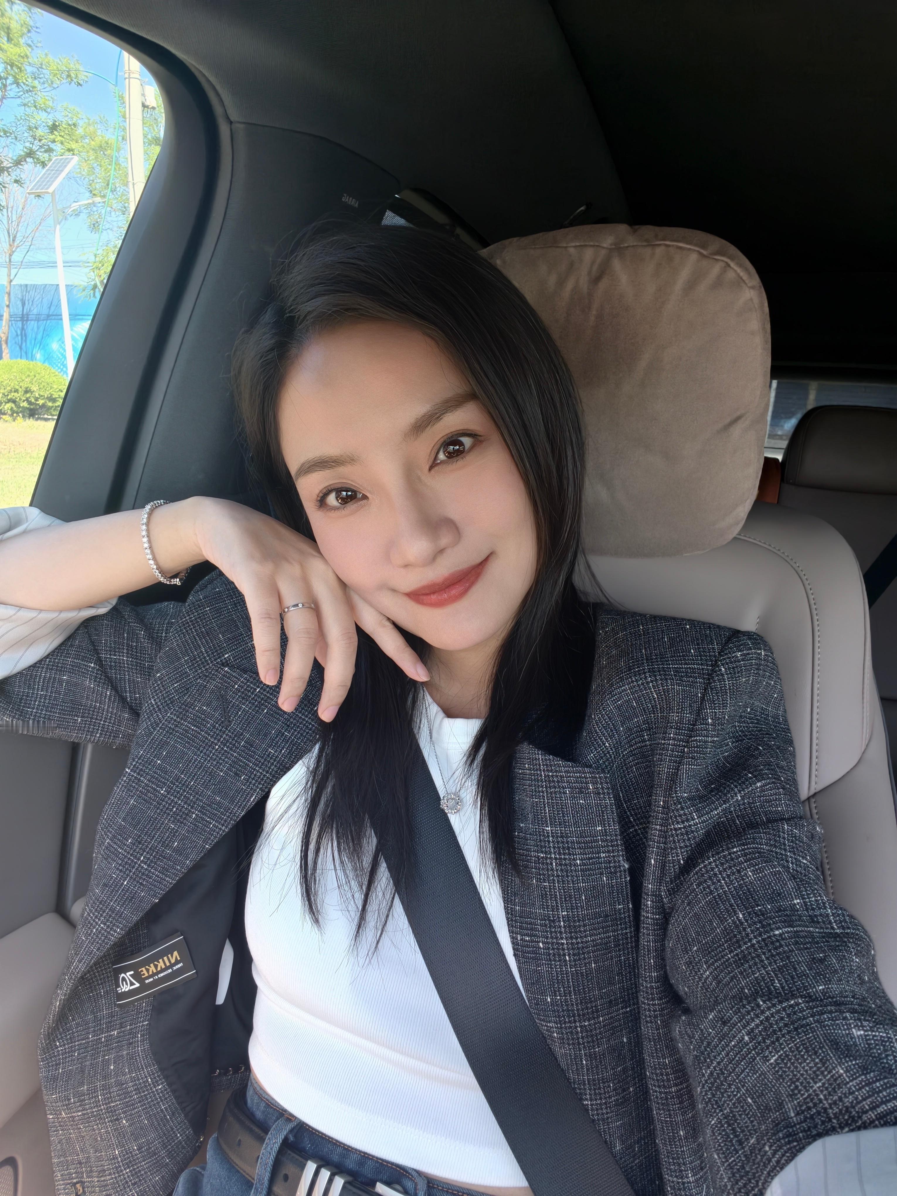 买衣服一定要穿最好看的那套去逛街逛街买衣服真的要打扮干净漂亮了再去，倒不是服务员