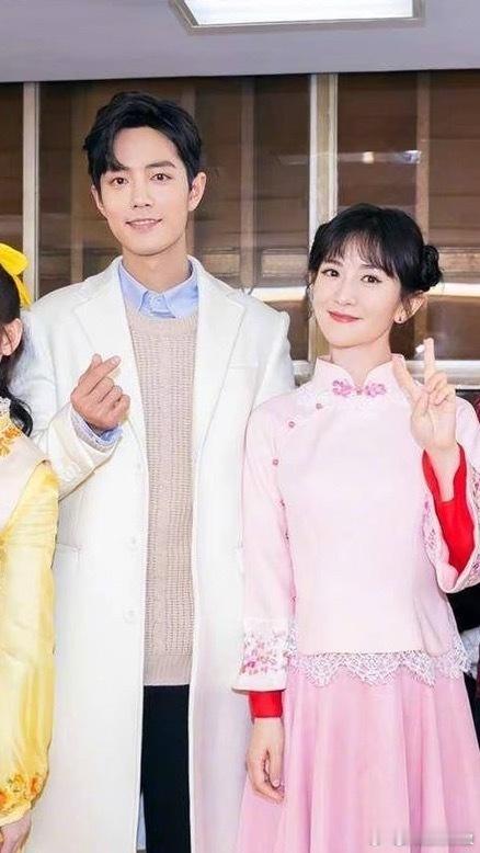 肖战谢娜曾合作过春晚小品肖战谢娜早期合照看着好青涩啊！肖战参加过好几次快本，和谢