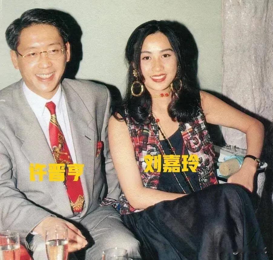 男的一表人才，女的貌美如花，看起来真的很登对！
遥想当年，他俩也是到了谈婚论嫁的