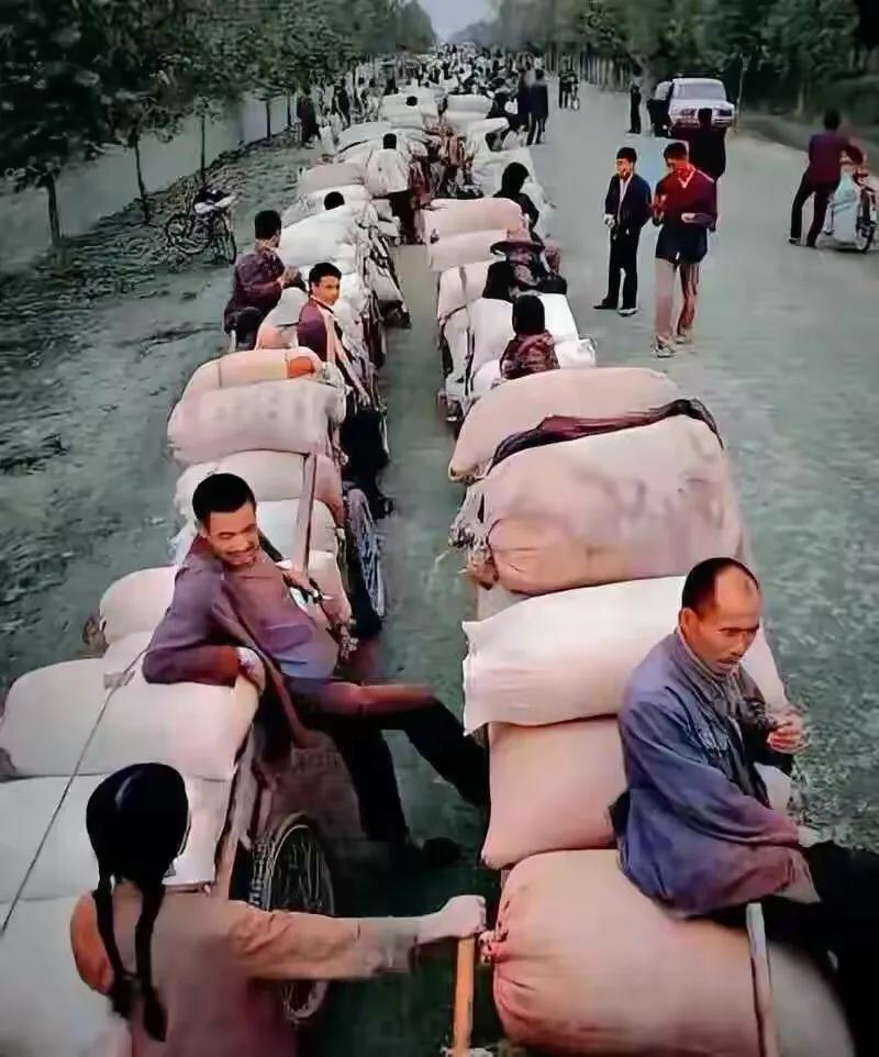 珍贵老照片-上个世纪农民交公粮的场景
记得小时候农民很苦很累，从种到收整个过程几