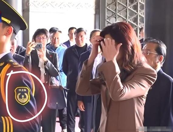 从细节看出诚意！

近日，郑丽文携团赶赴南京中山陵拜谒，在献花环节时，礼仪人员既