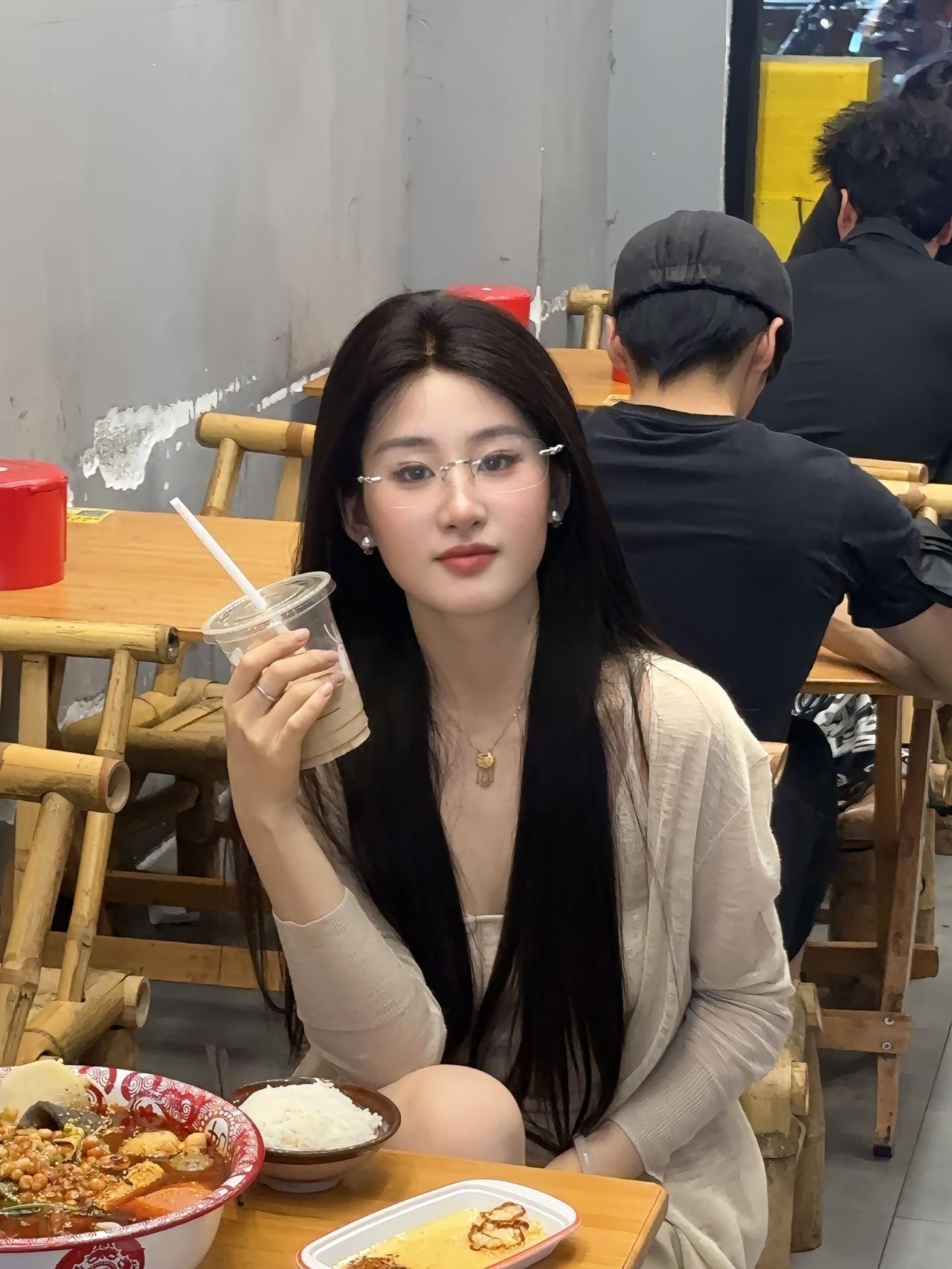 广东女孩神似刘亦菲走红，3条视频斩获20万粉丝，不给刘亦菲本人留一丝体面！

素