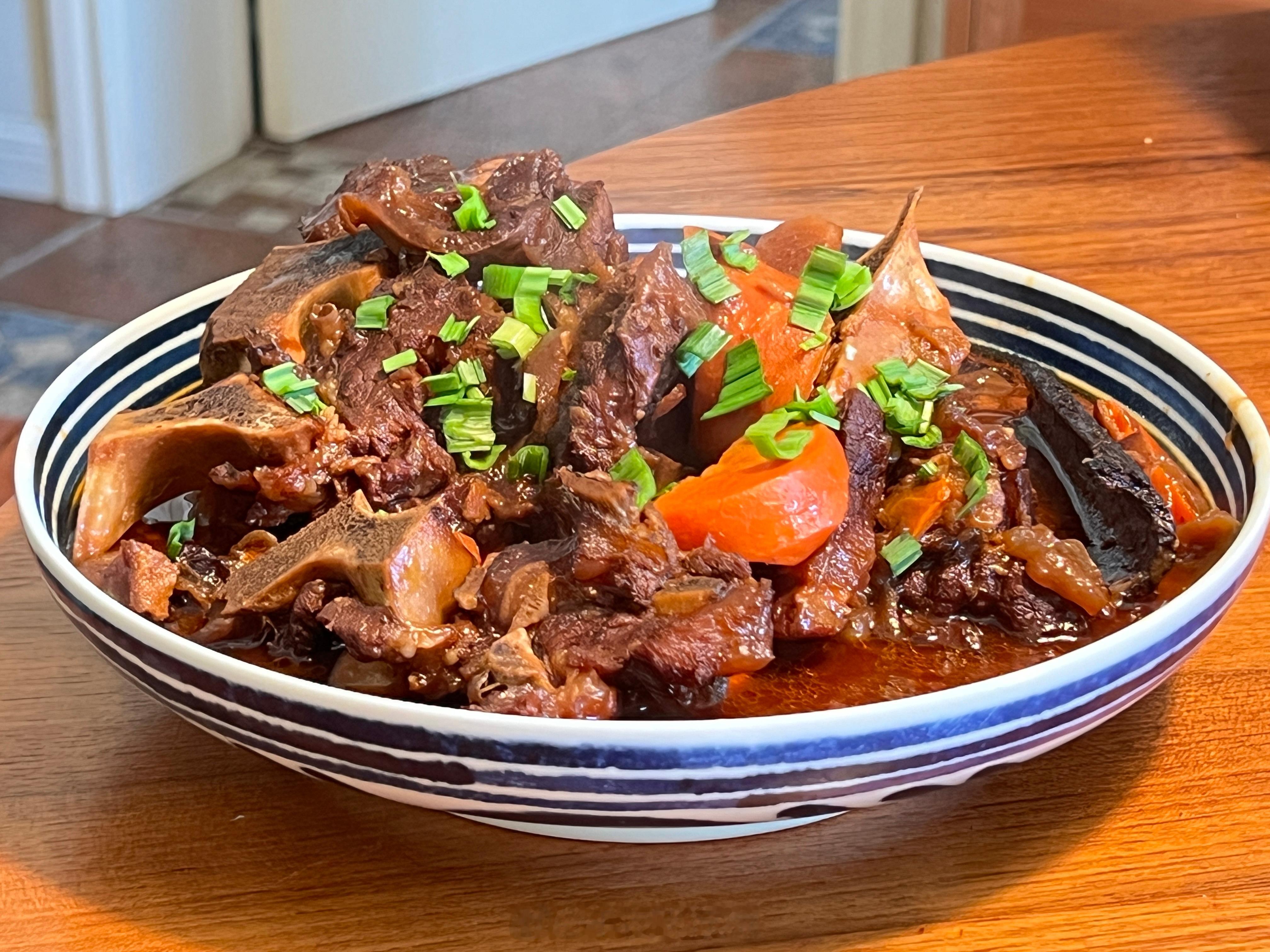 昨天盐焗鸡拆出来的鸡骨炖汤，加了菌菇、娃娃菜。这一袋和牛蝎子两斤不到50。浸泡了