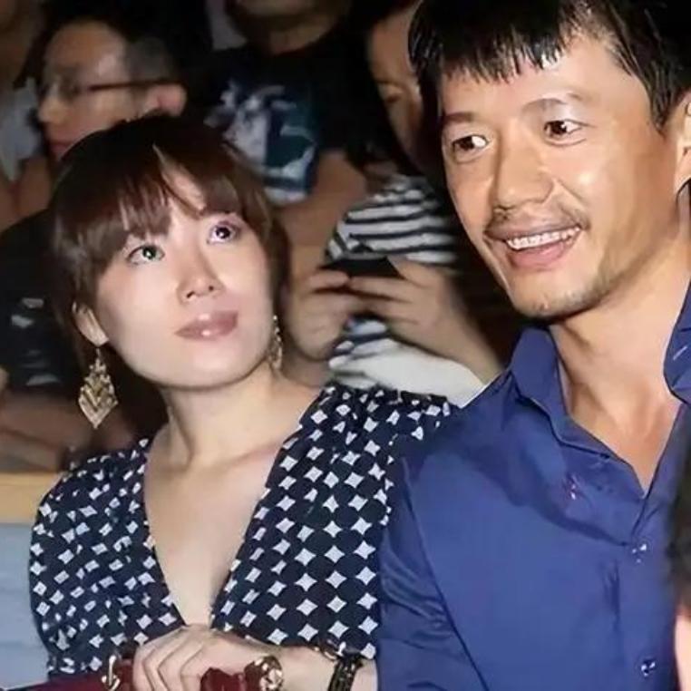 谁能不羡慕这样的爱情！
 
段奕宏足足追了王瑾九年，两次求婚全都被拒绝。

第三