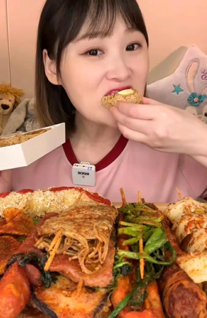 美食佳肴满桌摆，美人笑语笑吟吟。#美酒佳肴配佳人# #吃漂亮饭心情好# #美食也