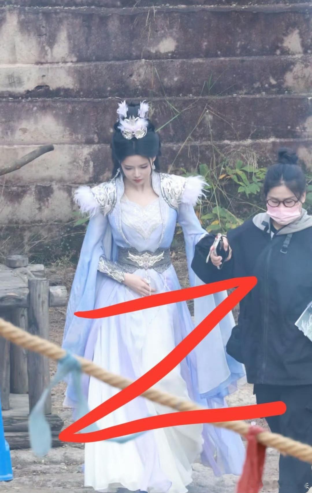 孙珍妮《师兄太稳健》路透造型，还以为是千朵桃花一世开。 