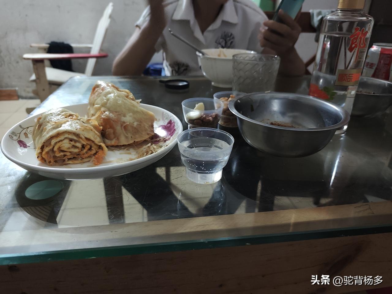 晒图笔记大赛3月2日的晚饭，老婆把昨天蒸的3个指卷热了一下，这就是东莞打工的我们