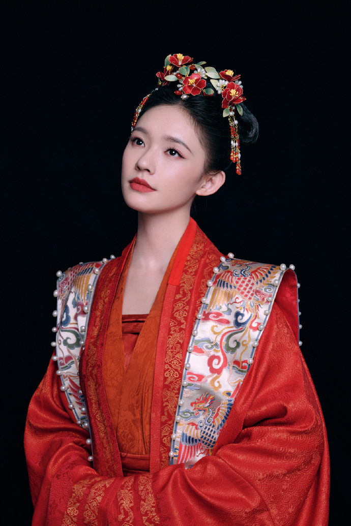 #林允新娘妆# 在这期《国家宝藏》里踏入时间长河，林允化身凌家女，身临其境，阅古