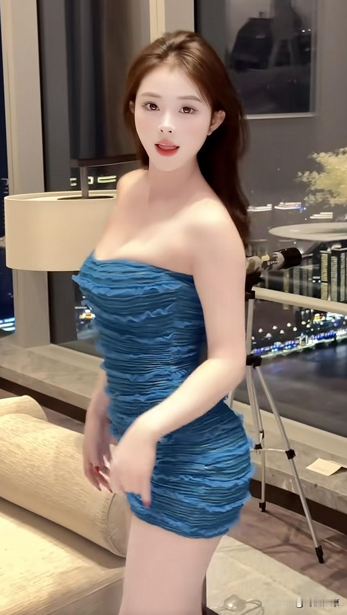 蓝焰玫瑰

她是都市夜色里的一捧蓝焰，
在丝绒沙发上，漾开褶皱的缱绻。
抹胸裙裁