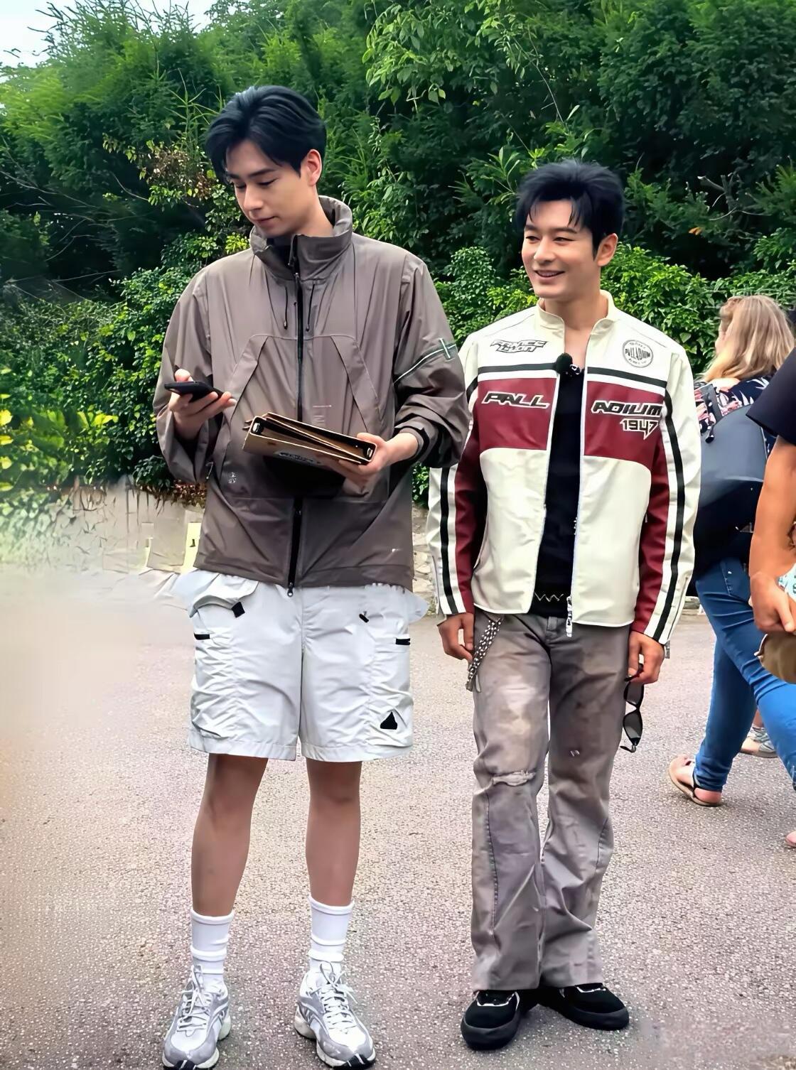 黄晓明与胡一天拍摄综艺节目，都快过去2年了黄晓明与胡一天的同框旧照，两大帅哥走着