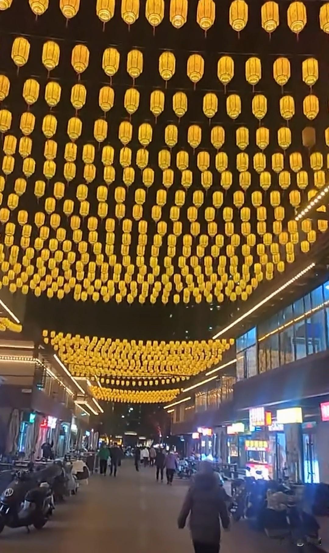 过新年，挂灯笼