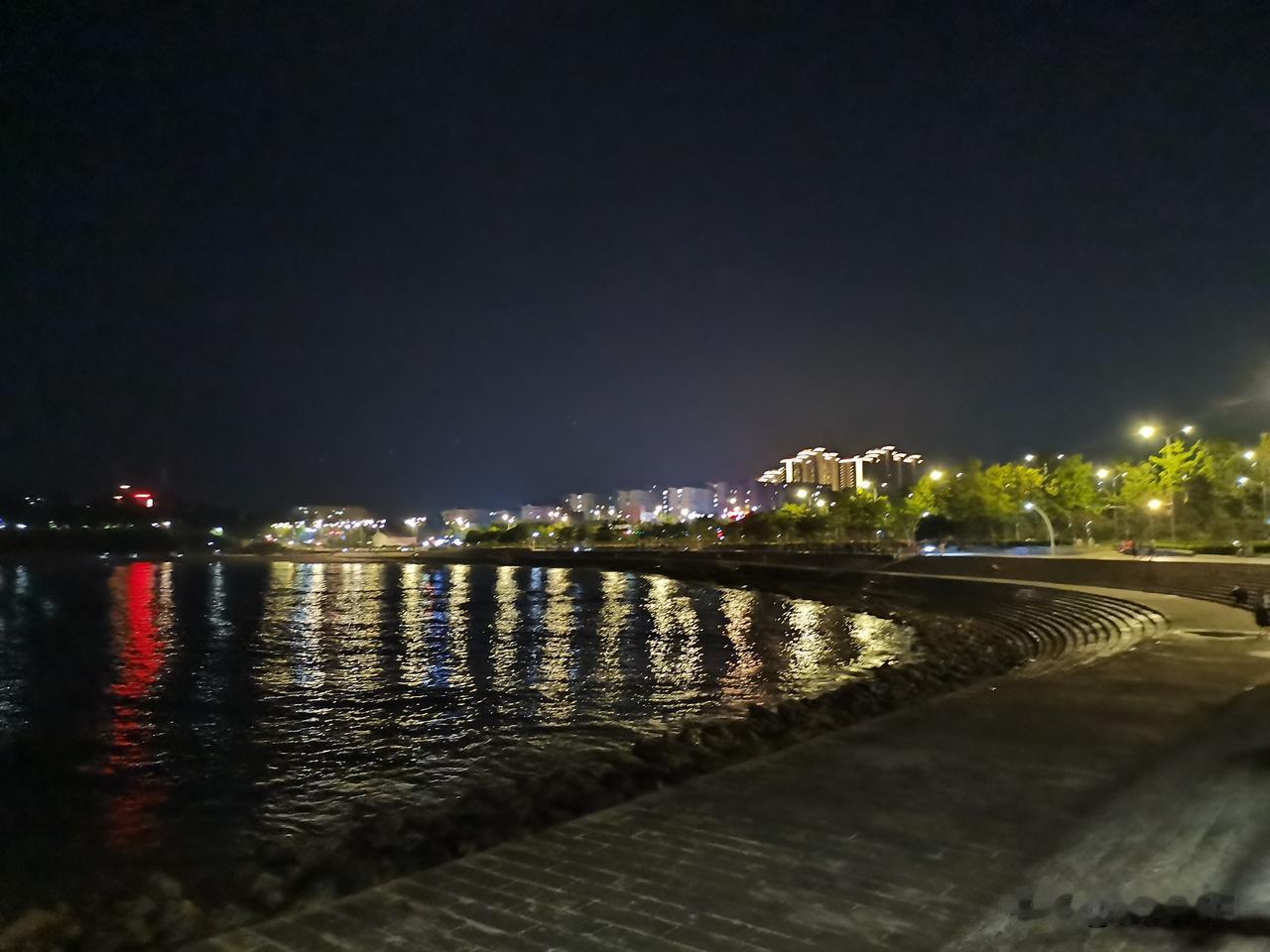 凌晨七点的青岛海边夜景还没褪去，城市灯火映在海面，波光粼粼的样子温柔到骨子里。