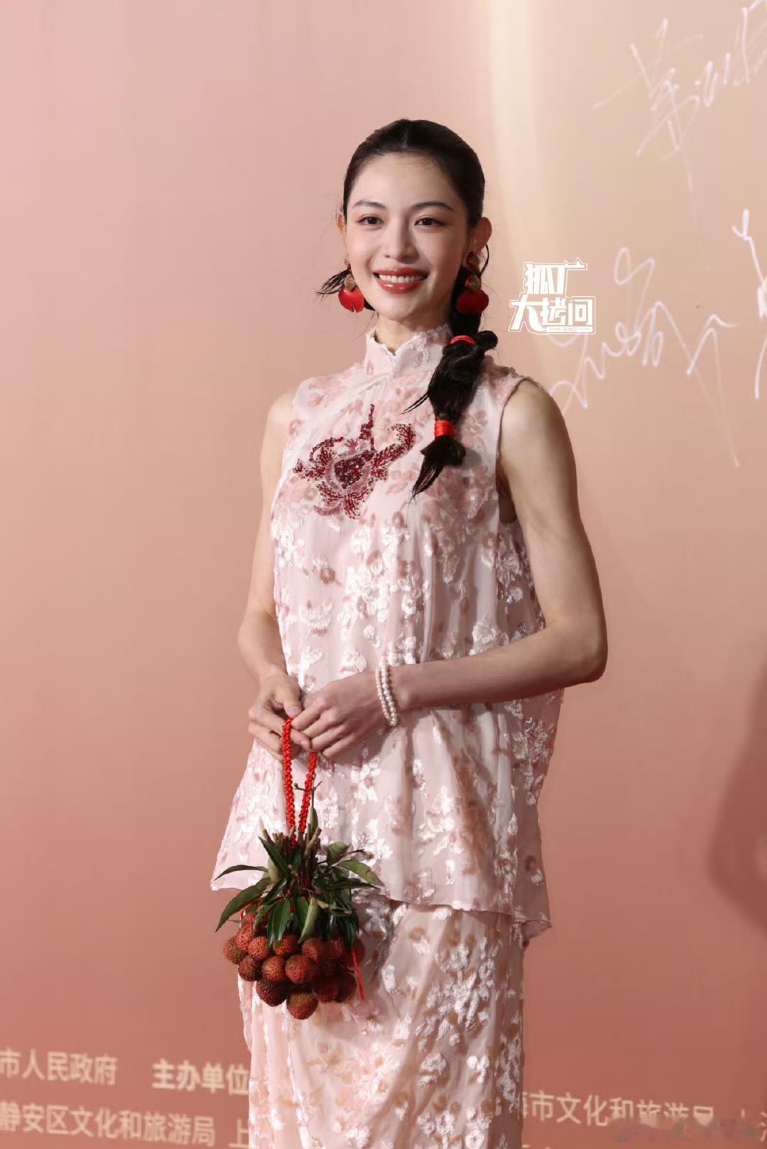 拎一串荔枝走红毯的明星你见过吗？
钟楚曦是第一人。

在时尚中国之夜，钟楚曦拎着