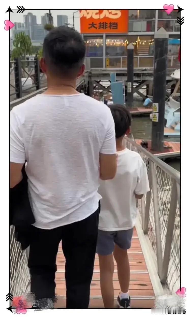 汪小菲带着儿子霖霖现身广州，大手牵小手的画面，暖化了多少人的心。

镜头里，父子