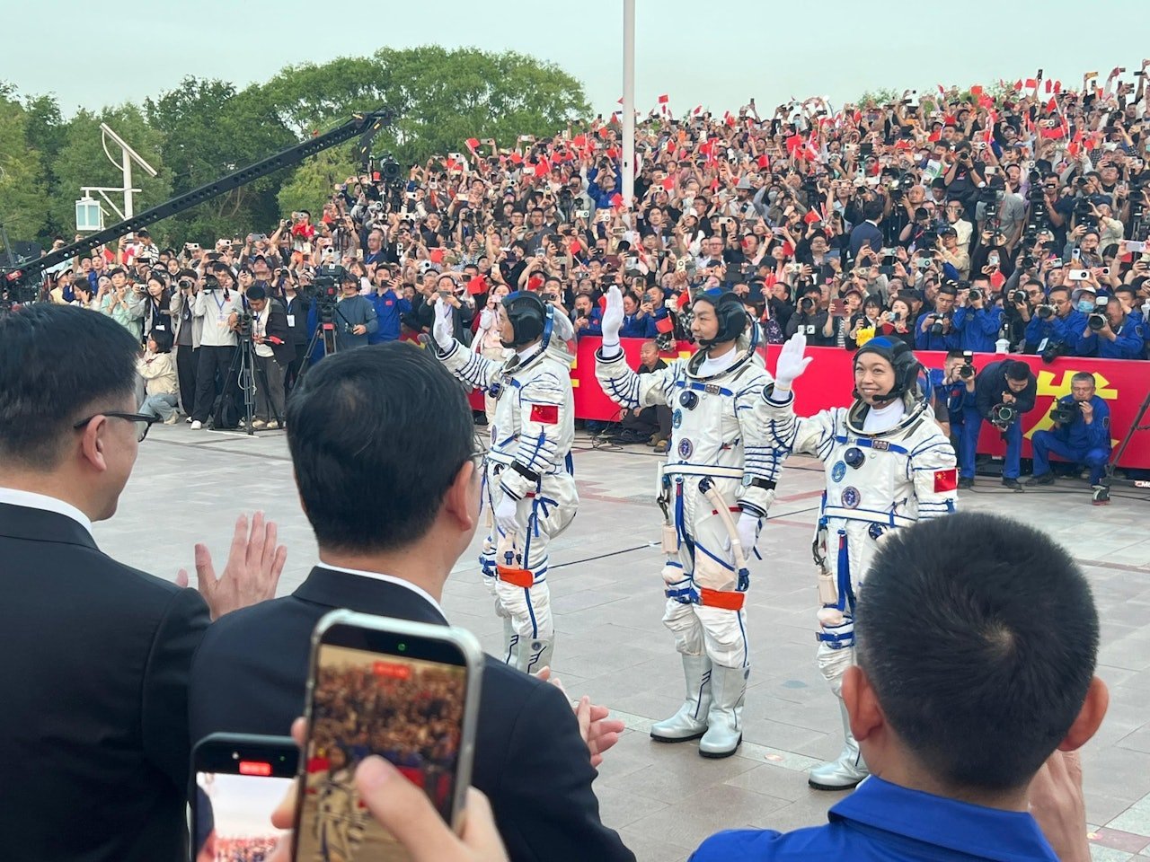 黎家盈出征全港沸腾¹ 原来香港负责科创的工业局局长带队去了酒泉，相信那个地方一定