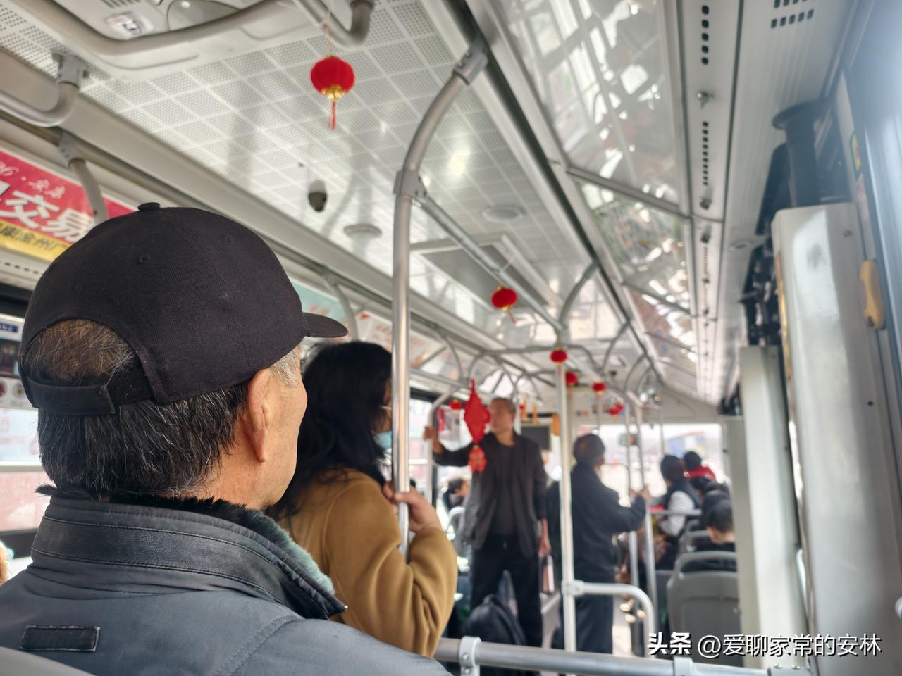 今天坐13路公交去张滩看油菜花，发现车上挂满了小红灯笼，难道是坐了接亲婚车？