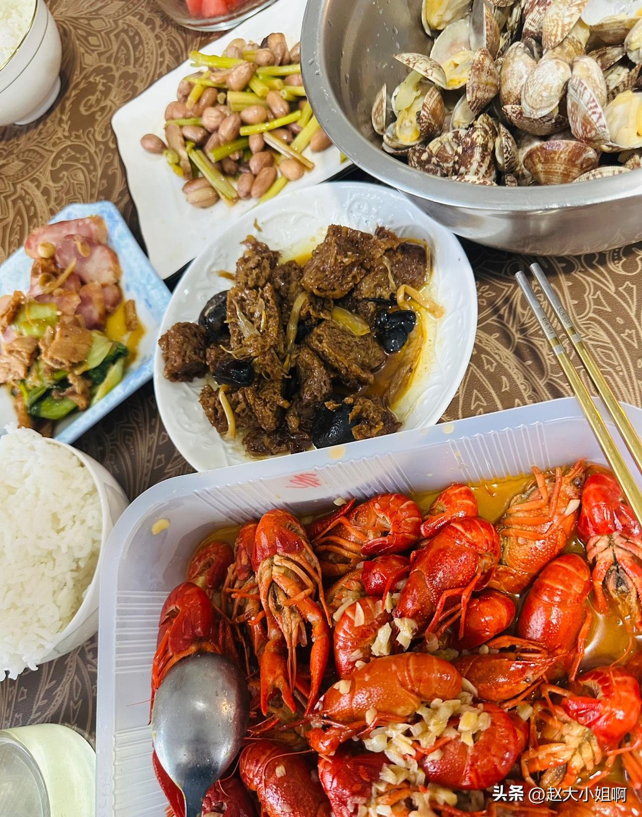 我做饭主打一个随性。
做什么，做多少得看我的心情。
我不管几个人吃饭，只管这一刻