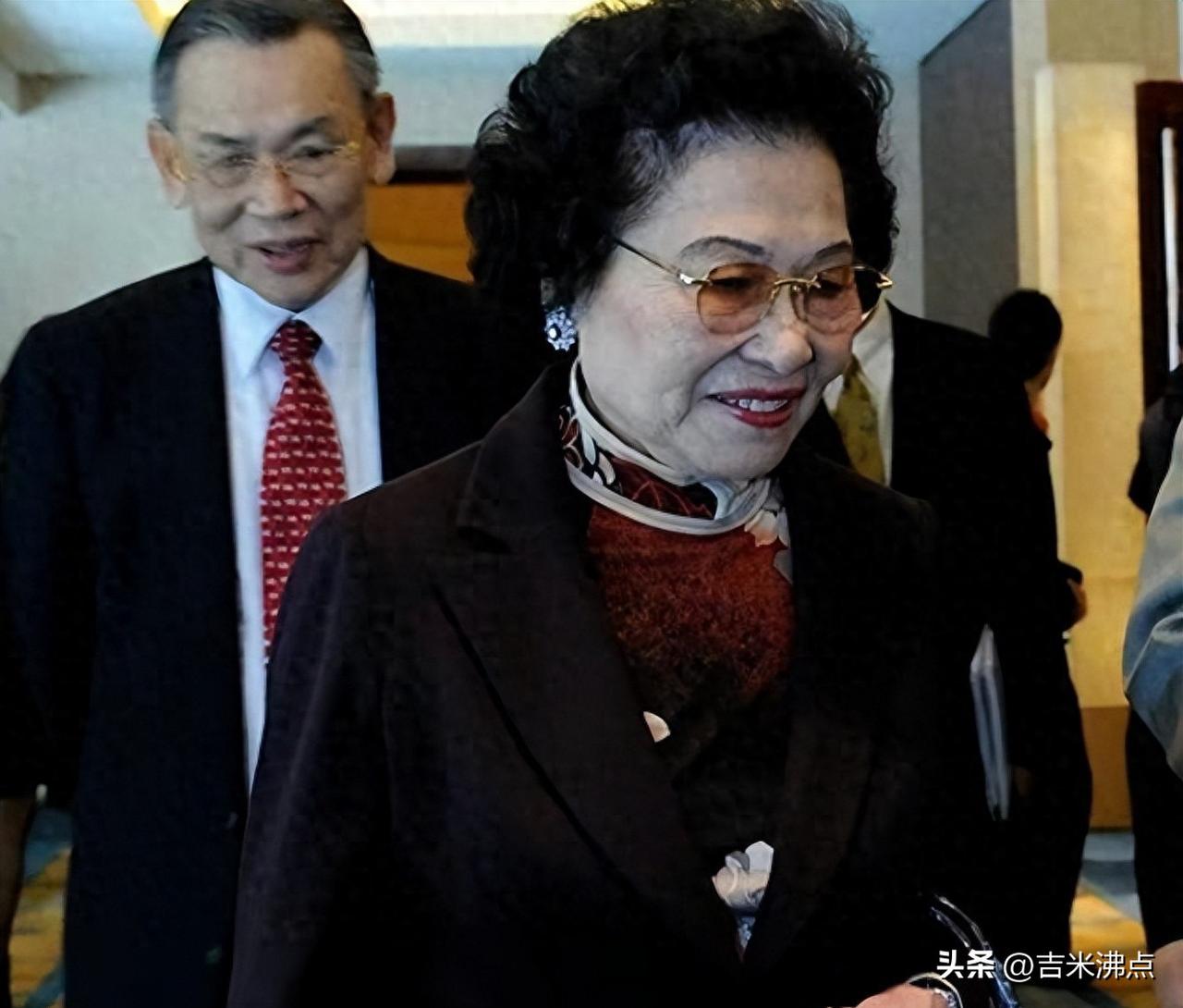 千亿身家，救不回两个女儿的病历，她97岁还在填家庭的空缺。
这不是豪门故事，是邝