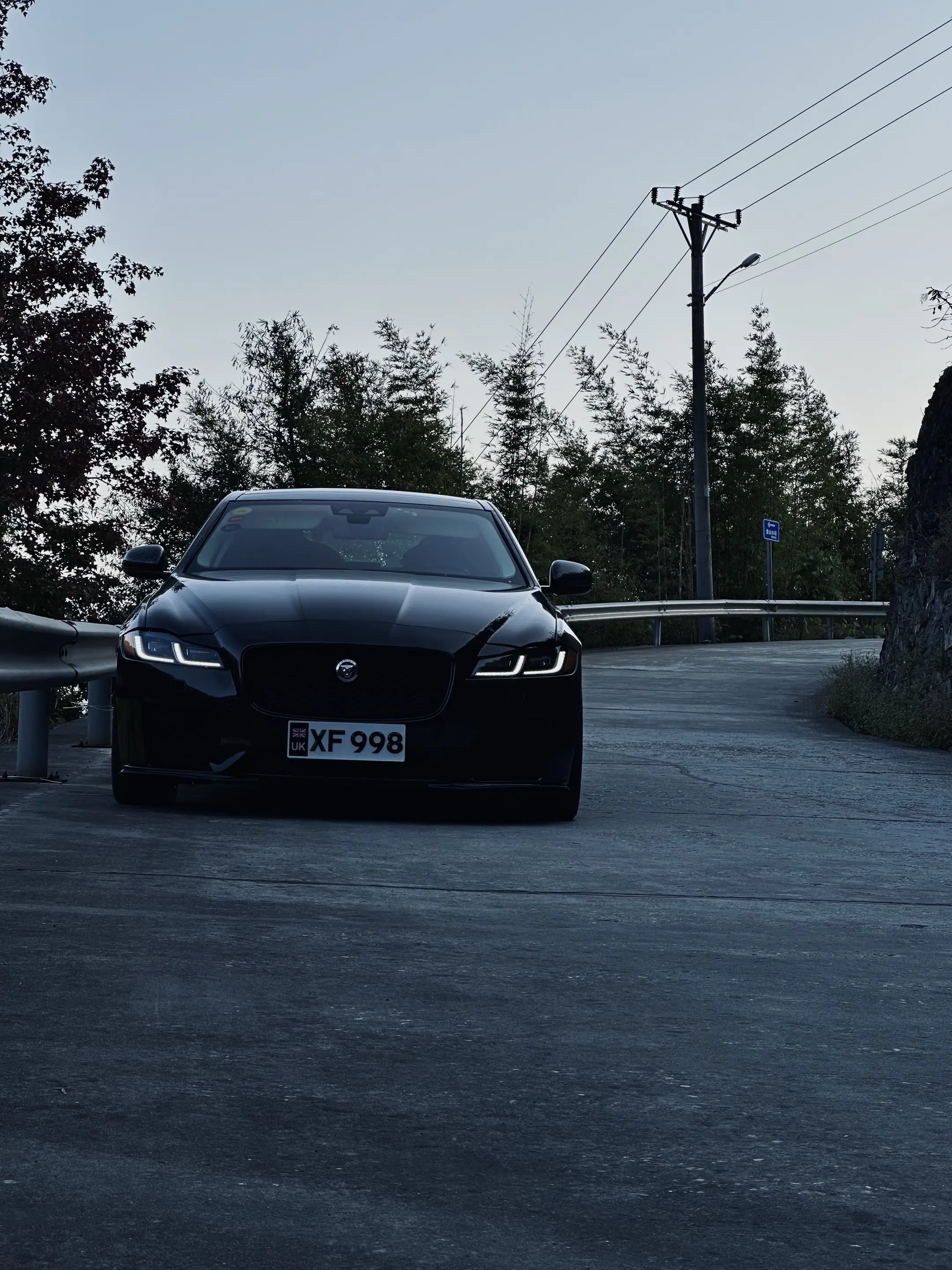 黑色捷豹，干净利落的气场。