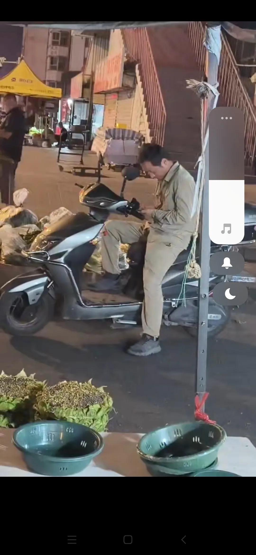 银川市的网友看看有认识这个人的吗？这身衣服上哪个厂子的工作服？西夏区晚上单独出门