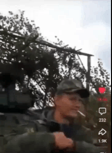 1辆俄军坦克因为装填不合格的弹药而发生炸膛，坦克手一脸无奈的表情。这批弹药可是花
