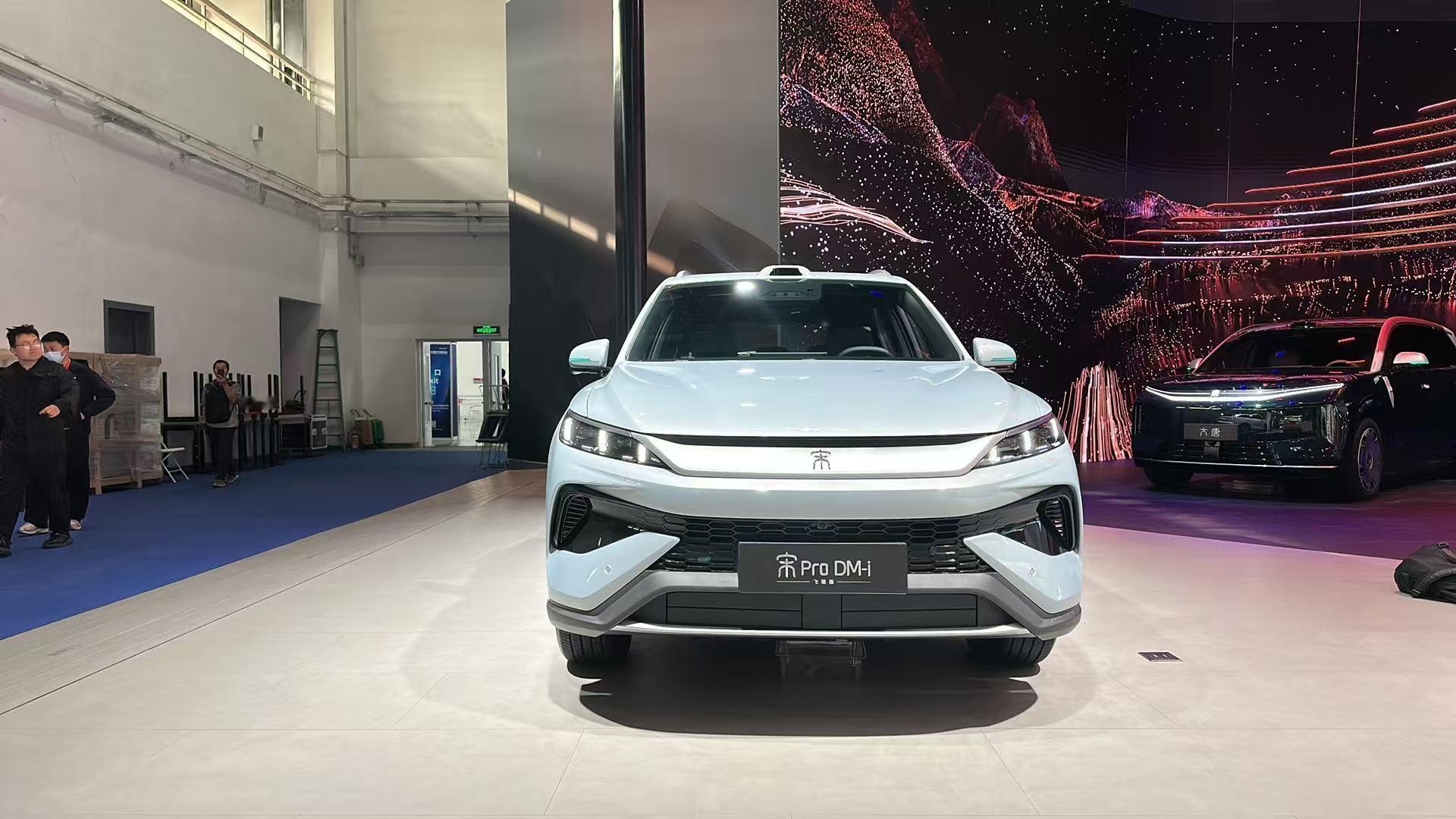 “宋”驰出发，新款来了。今天比亚迪发布了全新宋Pro DM-i飞驰版，220km