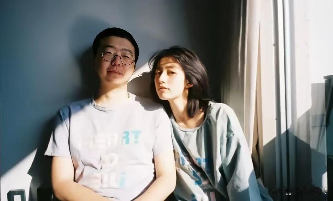 真的佩服李诞，
明明长得很普通的，
他找的妻子颜值却不输当红明星，
而且人家还上