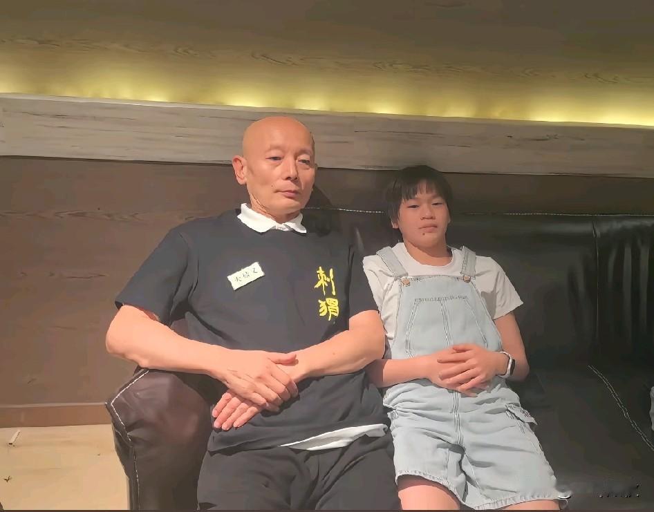 葛大爷与婵宝[大笑]
果然名师出高徒
这学得有模有样，惟妙惟肖
这熟悉的画面让人