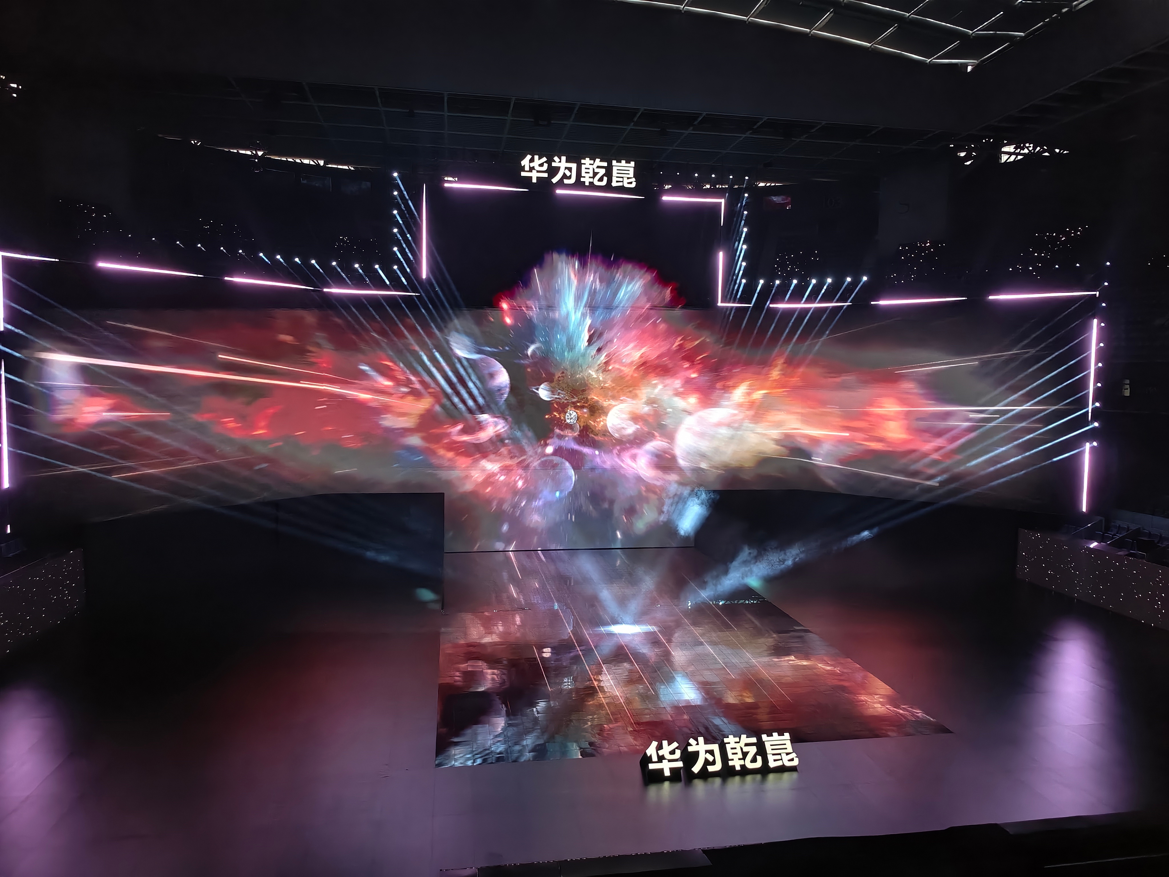 华为乾崑今晚这规格有点炸裂。两个央视主持人尼格买提和刘心悦主持。 